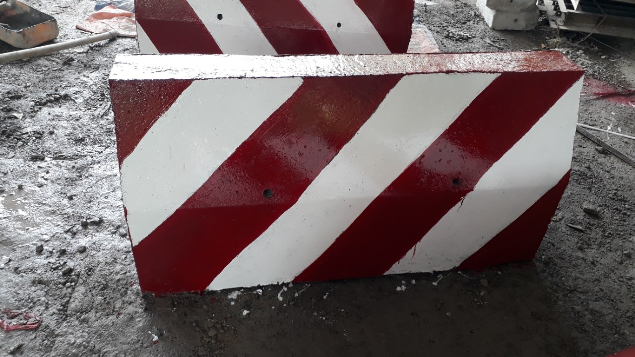 Dải phân cách bê tông dùng cho đường bộ